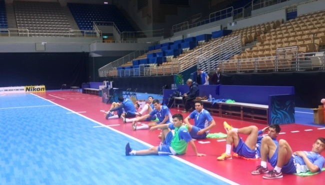 Tuyen Futsal Uzbekistan da tap luyen the nao? anh 1