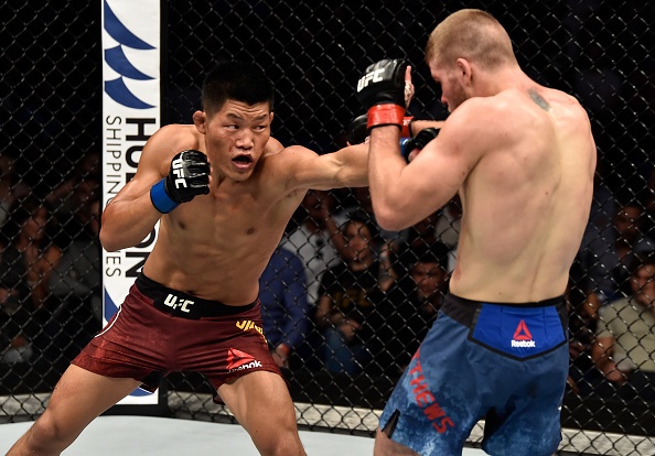 Tinh huong Matthews dam nga Li Jingliang hinh anh