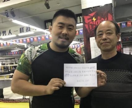 Võ sư 30 năm tập Kung Fu bị đệ tử MMA của Từ Hiểu Đông hạ sau 40 giây ảnh 1 Vo su 30 nam tap Kung Fu bi de tu MMA cua Tu Hieu Dong ha sau 40 giay anh 1