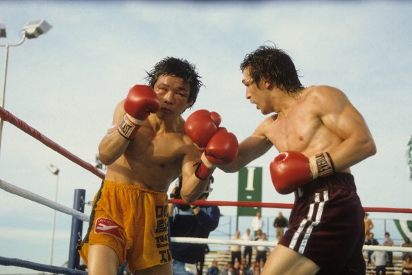 Pha knock-out cua Ray Mancini truoc Duk Koo Kim hinh anh