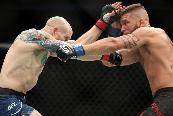 Chien thang gay tranh cai dem ve 50.000 USD cho Stephens hinh anh