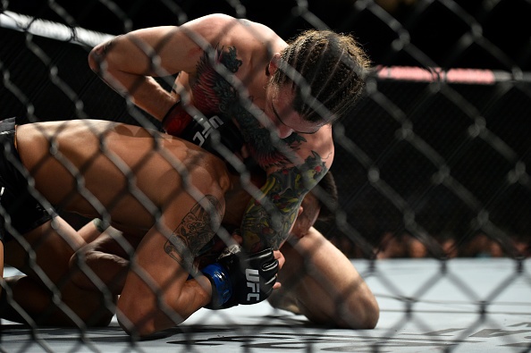 Gay chan,  vo si van danh bai doi thu goc Lao tai UFC anh 3