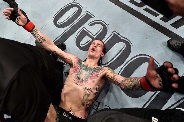 Gay chan,  vo si van danh bai doi thu goc Lao tai UFC anh 1