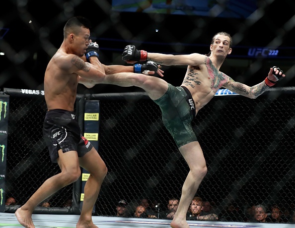 Gay chan,  vo si van danh bai doi thu goc Lao tai UFC anh 5