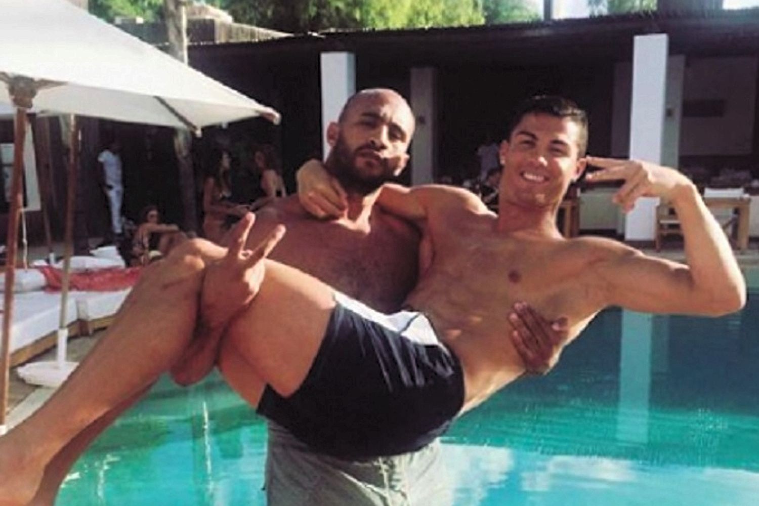 ‘Ban trai tin don’ cua Ronaldo tai xuat, thang de tai kickboxing hinh anh