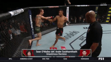 Chien thang du bi gay chan, vo si bat bai duoc UFC trao thuong hinh anh