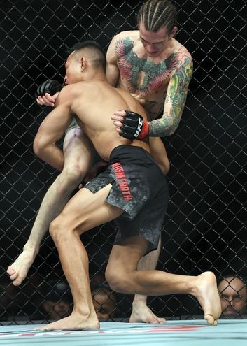 Gay chan,  vo si van danh bai doi thu goc Lao tai UFC anh 7