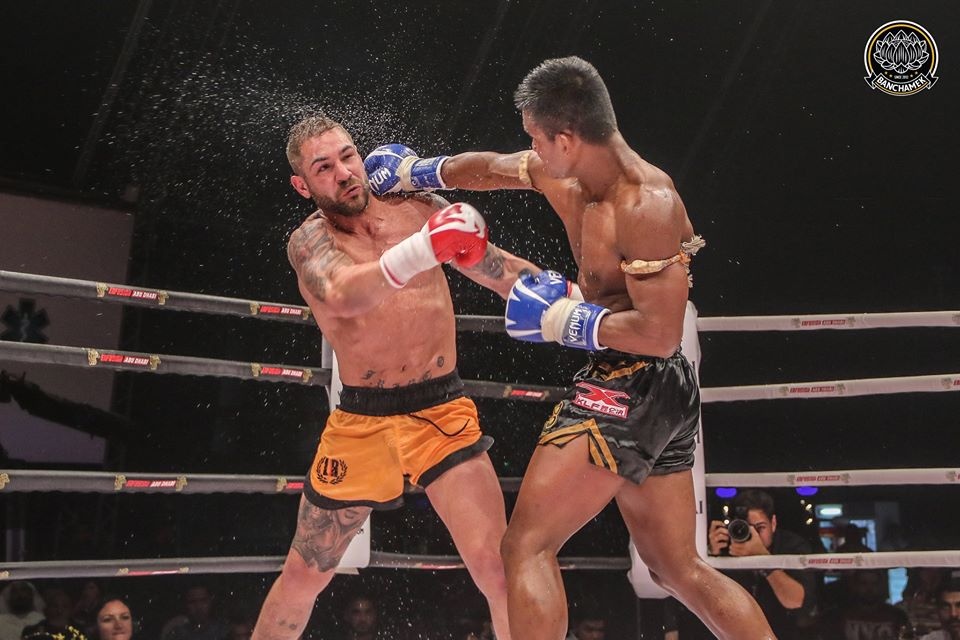 “Thanh Muay Thai” Buakaw thua soc,  lo dai vo dich the gioi anh 1