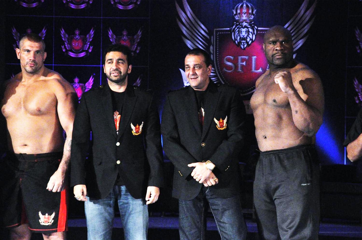 Võ sĩ bị hạ knock-out bất tỉnh bởi đòn lên gối uy lực ảnh 2 Vo si bi ha knock-out bat tinh boi don len goi uy luc anh 2