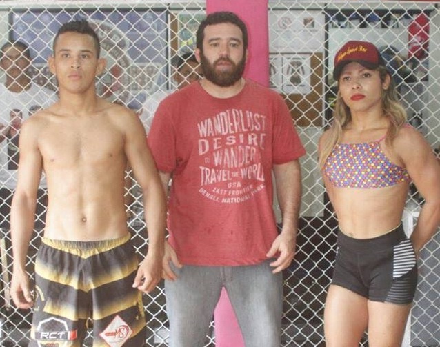 Nu vo si chuyen gioi va tay dam nam trong buoi can thu hinh anh