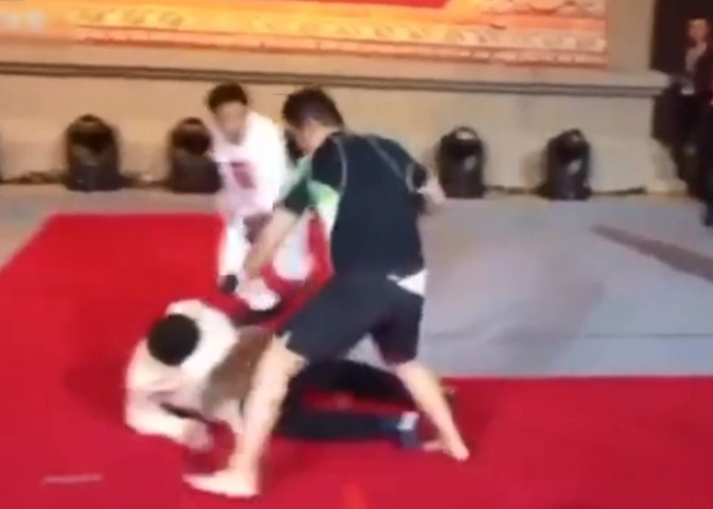 Báo Trung Quốc: 'Võ truyền thống Trung Quốc chỉ đẹp trên phim' ảnh 1 Bao Trung Quoc: 'Vo truyen thong Trung Quoc chi dep tren phim' anh 1