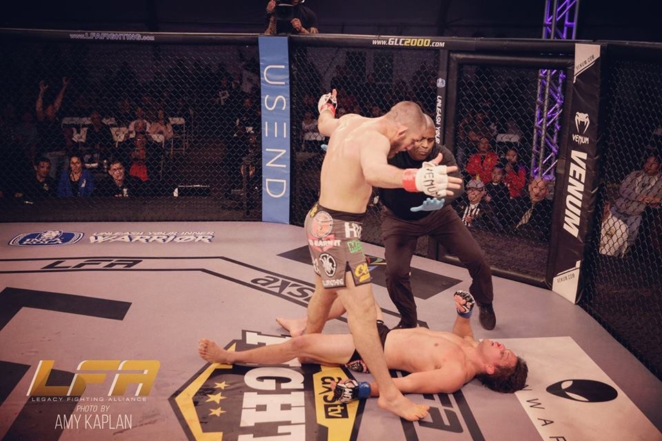 Tung đòn móc ngược, võ sĩ cho đối thủ bất bại ‘đi ngủ’ ảnh 1 Tung don moc nguoc, vo si cho doi thu bat bai ‘di ngu’ anh 1