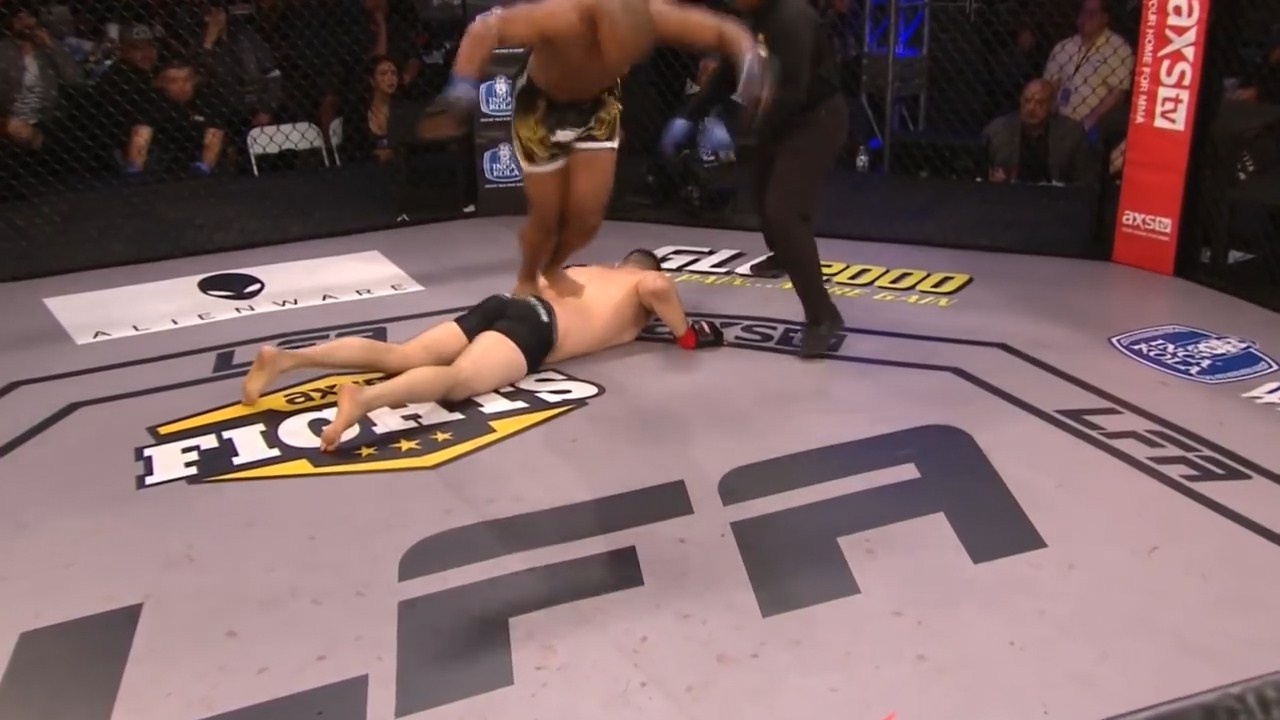 Vo si bi xu thua vi nhao lon tren lung doi thu hinh anh