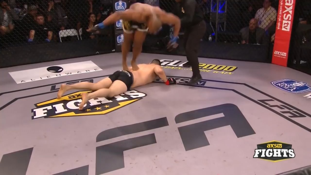 Võ sĩ bị xử thua vì màn ăn mừng quá khích ảnh 1 Vo si bi xu thua vi man an mung qua khich anh 1