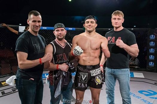 Võ sĩ bị xử thua vì màn ăn mừng quá khích ảnh 2 Vo si bi xu thua vi man an mung qua khich anh 2