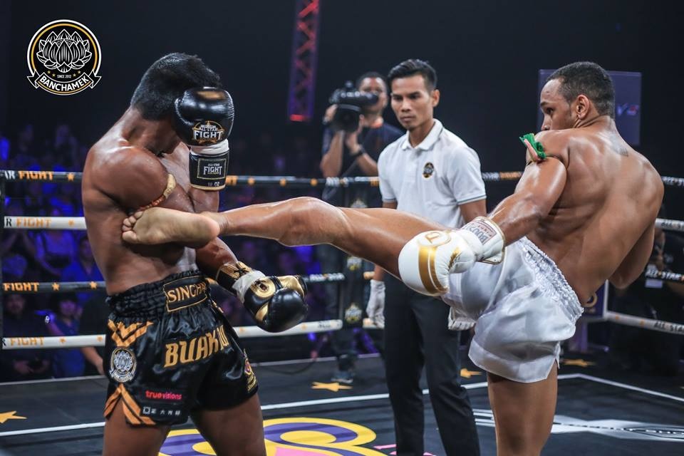 'Thánh Muay' Buakaw đánh bại nhà vô địch châu Âu trẻ hơn 15 tuổi ảnh 2 'Thanh Muay' Buakaw danh bai nha vo dich chau Au tre hon 15 tuoi anh 2