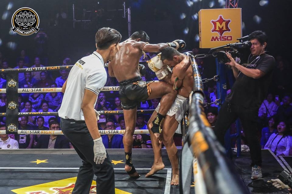 'Thánh Muay' Buakaw đánh bại nhà vô địch châu Âu trẻ hơn 15 tuổi ảnh 4 'Thanh Muay' Buakaw danh bai nha vo dich chau Au tre hon 15 tuoi anh 4