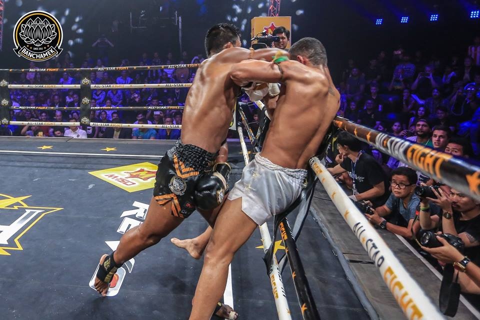 'Thánh Muay' Buakaw đánh bại nhà vô địch châu Âu trẻ hơn 15 tuổi ảnh 5 'Thanh Muay' Buakaw danh bai nha vo dich chau Au tre hon 15 tuoi anh 5