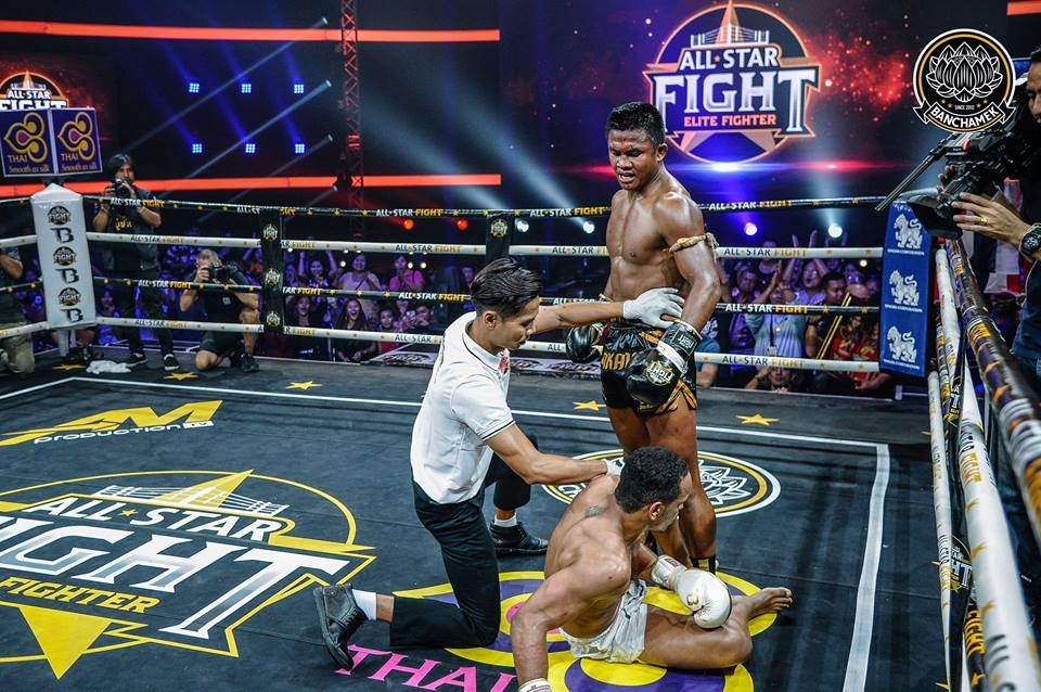 'Thánh Muay' Buakaw đánh bại nhà vô địch châu Âu trẻ hơn 15 tuổi ảnh 7 'Thanh Muay' Buakaw danh bai nha vo dich chau Au tre hon 15 tuoi anh 7