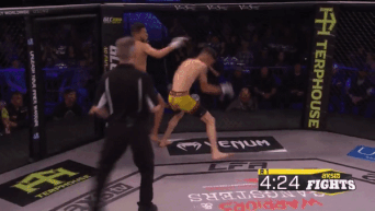 Vo si bi gay tay kinh hoang khi danh MMA hinh anh