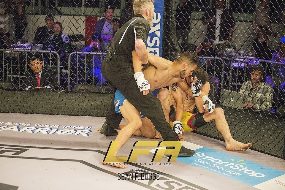 Chan thuong gay tay kinh hoang cua vo si MMA hinh anh