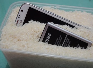 Cac buoc cap cuu dien thoai bi dinh nuoc hinh anh