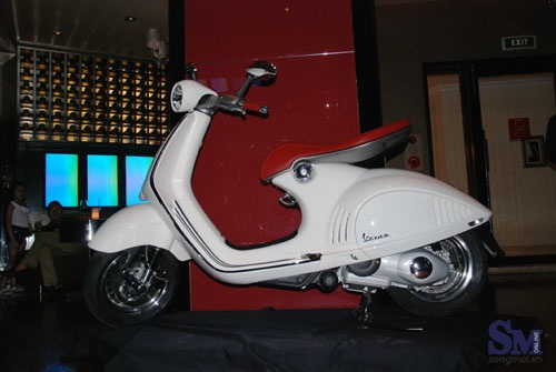 Vespa 946 nhap khong chinh hang dat hon 20 trieu hinh anh