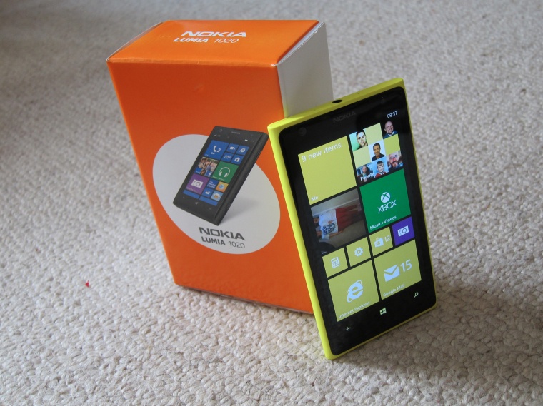 Lumia 1020 gia gan 1.000 USD tai Trung Quoc hinh anh