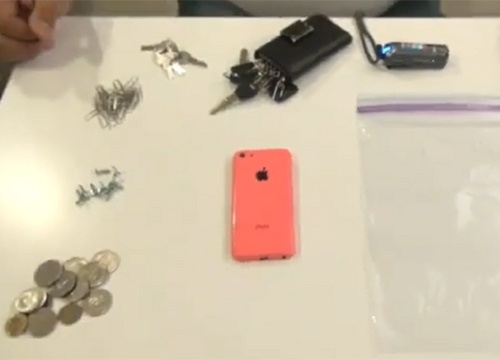 Clip thu do cung cua vo nhua iPhone 5C hinh anh