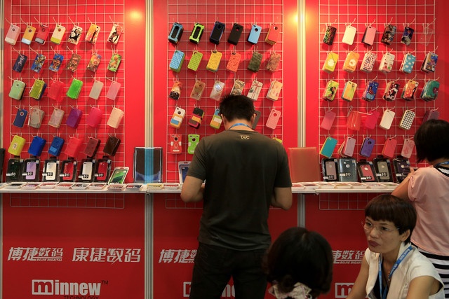 Cac hang phu kien TQ dieu dung vi Apple mat thi phan hinh anh