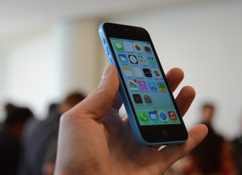 Anh can canh iPhone 5C vo nhua vua ra mat hinh anh