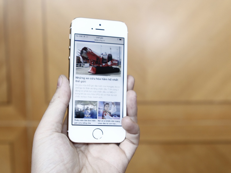 Mo hop iPhone 5S vua ve Viet Nam hinh anh