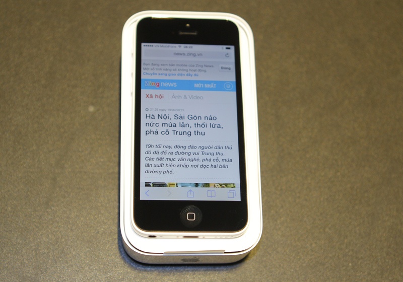 Can canh iPhone 5C dau tien tai Viet Nam hinh anh