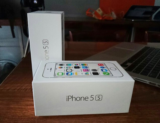Cua hang thi nhau ‘het’ gia iPhone 5S hinh anh
