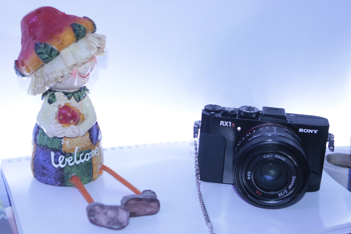 Can canh may anh RX1R gia 65 trieu dong cua Sony hinh anh