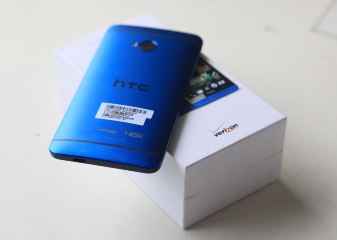 HTC One mau xanh duong ve Viet Nam, gia 14,2 trieu dong hinh anh