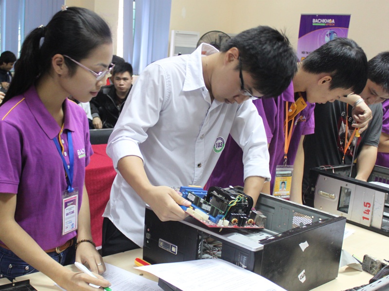 Sinh vien dua tai ky thuat may tinh tai PC Festival 2013 hinh anh