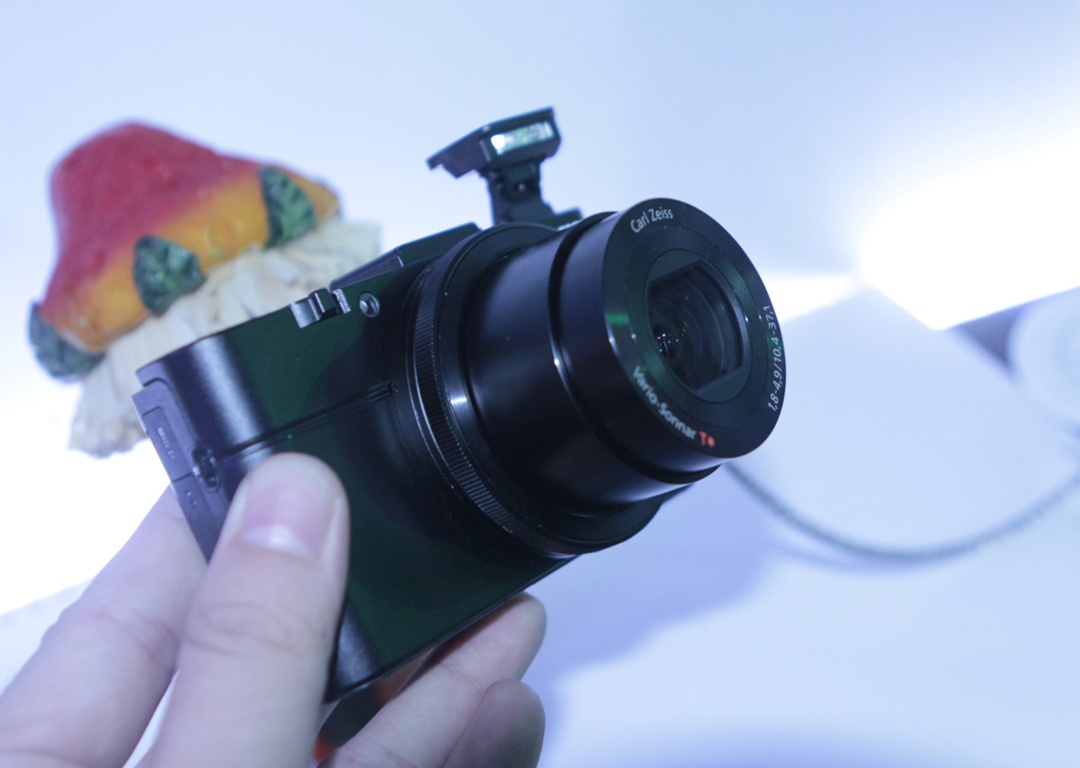 Can canh may anh bo tui RX100 II cua Sony hinh anh