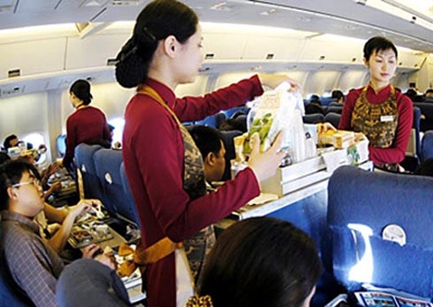 Say ruou di may bay, ke nguy hiem duoc 'nuong chieu' hinh anh