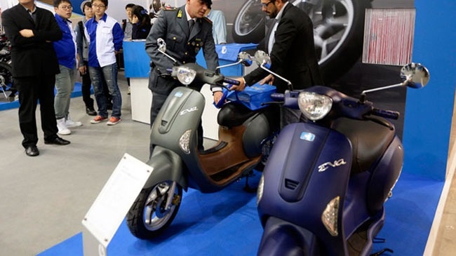 Hon chuc xe 'nhai' Piaggio Vespa va Honda PCX bi tich thu hinh anh