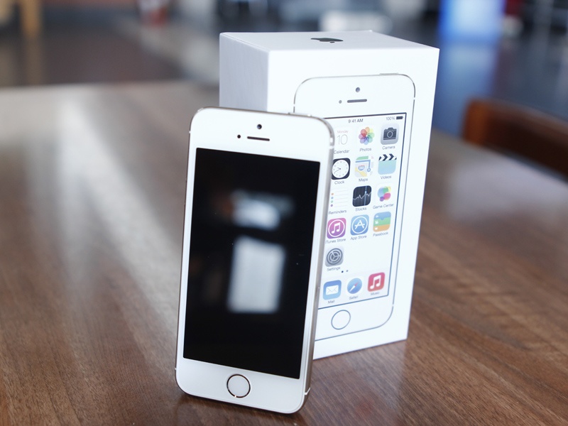 Nen mua iPhone 5S chinh hang hay xach tay? hinh anh