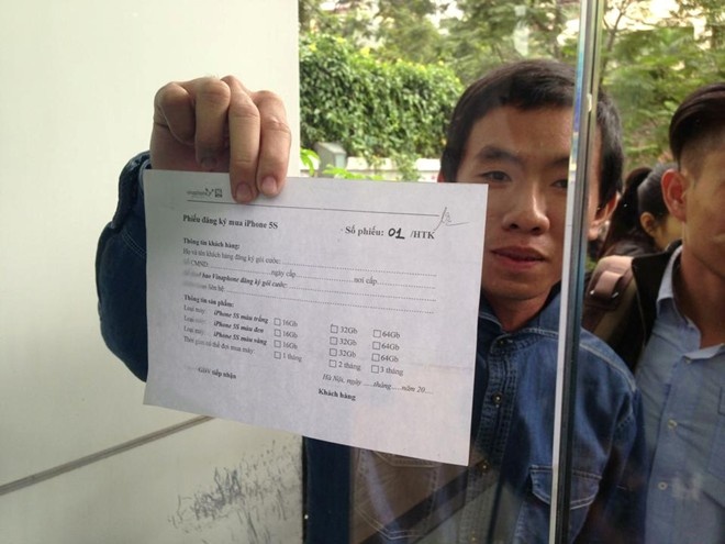 Bi hai trong ngay dau ban iPhone 5S chinh hang tai VN hinh anh