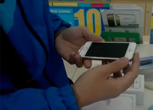 Clip khach hang mo hop iPhone 5S chinh hang tai Ha Noi hinh anh