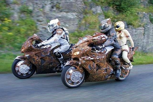 Cuoi moto gi cho theo bup be tinh duc di du trien lam xe hinh anh