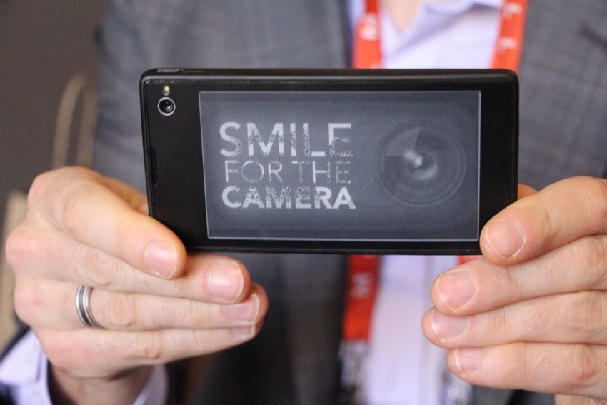 Dien thoai 2 man hinh YotaPhone chinh thuc ra mat hinh anh