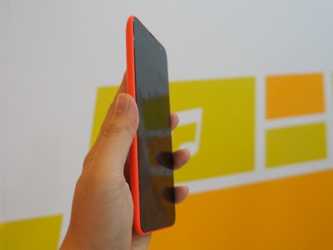 Lumia 1320 man hinh 6 inch lo gia 7,5 trieu dong tai VN hinh anh