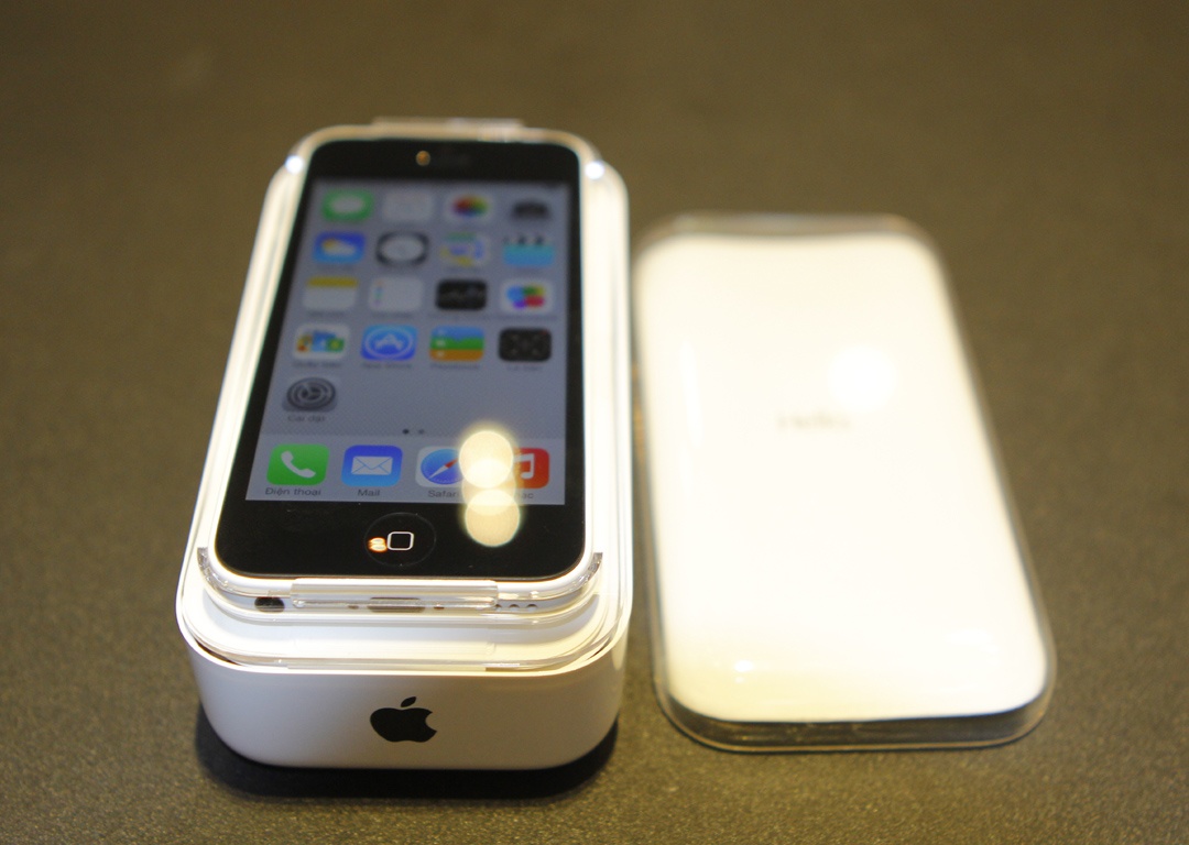 iPhone 5C ban dai ha gia khong ai mua tai VN hinh anh
