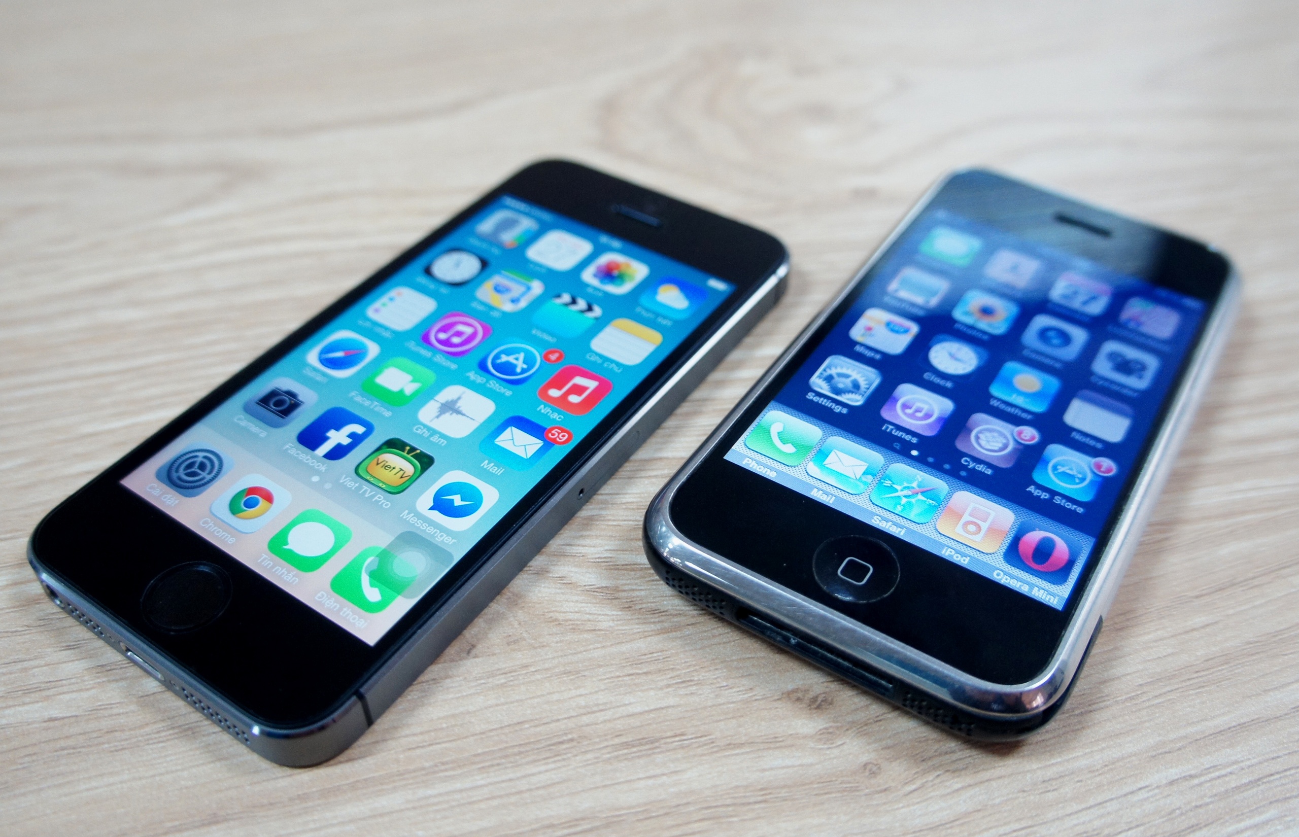 Clip so sanh toc do cua iPhone 2G va iPhone 5S hinh anh