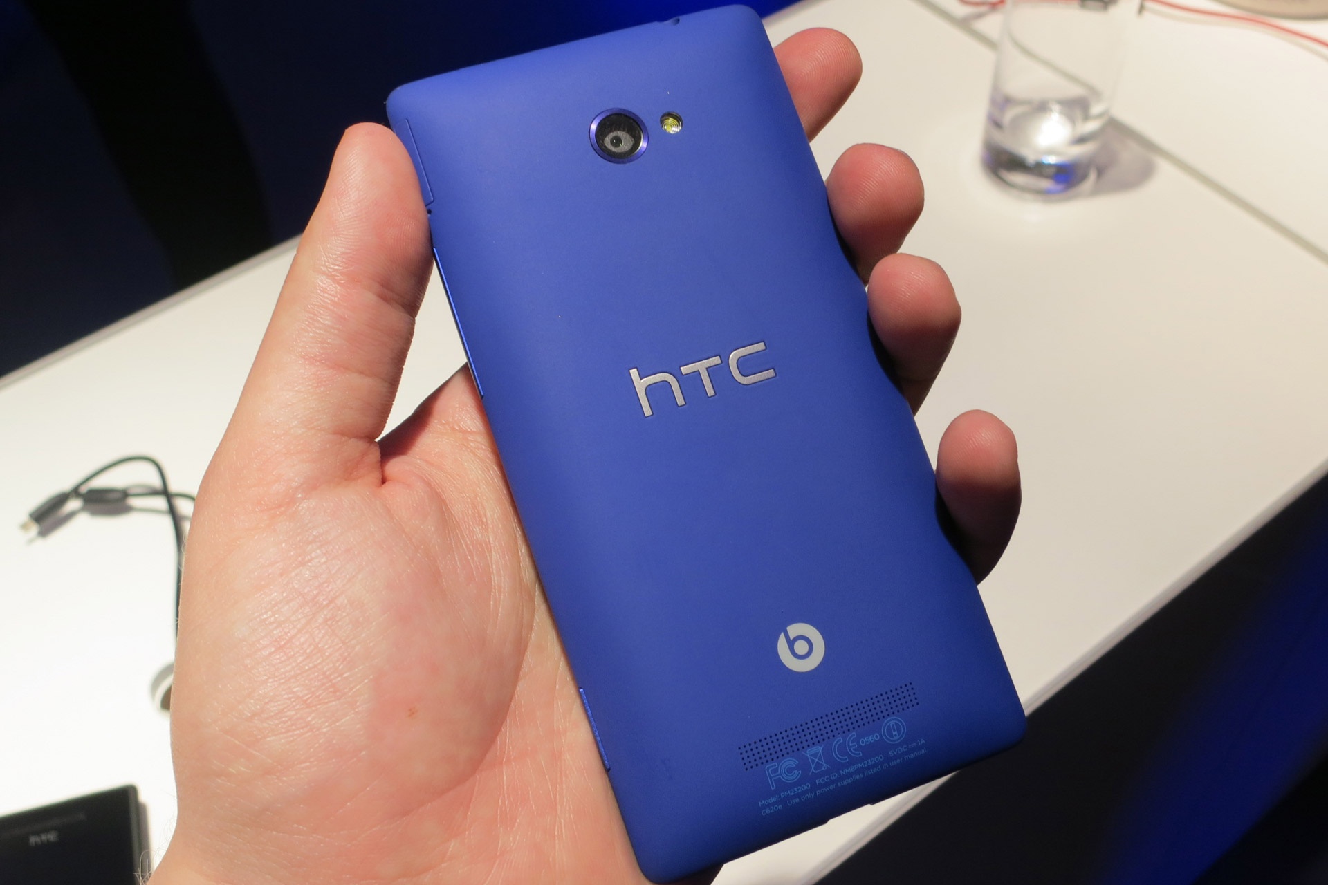HTC 8X 4,4 trieu vua ban tro lai da loan gia hinh anh