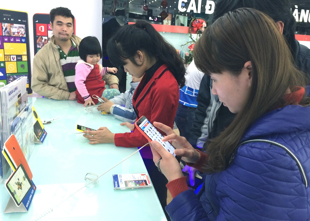 Sieu thi di dong ngay can Tet: Xem nhieu, mua it hinh anh